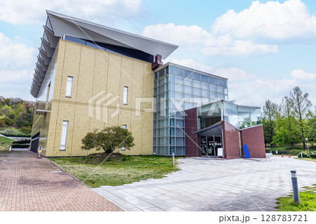 新潟県新潟市　新潟市新津美術館 128783721