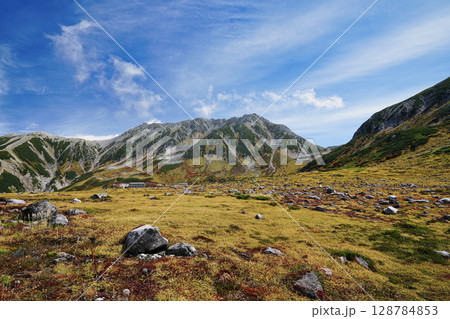 青空の下の秋の立山室堂平 128784853