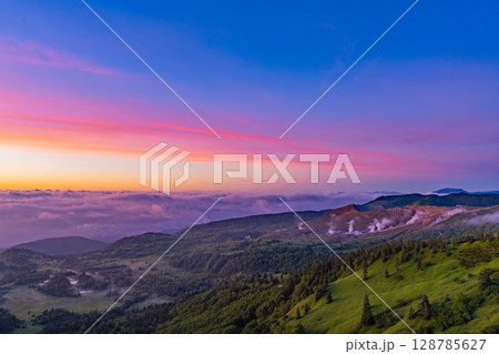 （群馬県）夜明けの渋峠から望む、噴煙上げる白根山 128785627