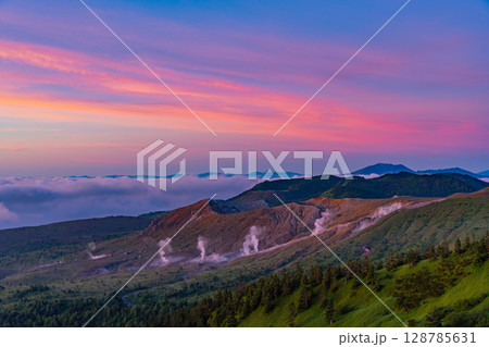 （群馬県）夜明けの渋峠から望む、噴煙上げる白根山 128785631