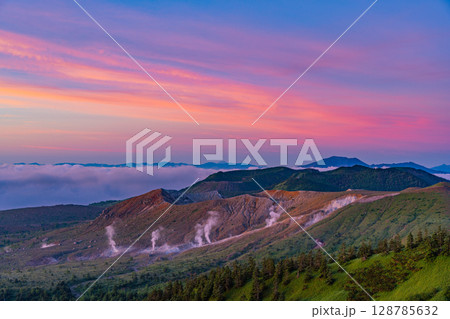 (群馬県)夜明けの渋峠から望む、噴煙上げる白根山 (群馬県)夜明けの渋峠から望む、噴煙上げる白根山 128785632