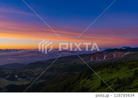 (群馬県)夜明けの渋峠から望む、噴煙上げる白根山 (群馬県)夜明けの渋峠から望む、噴煙上げる白根山 128785634