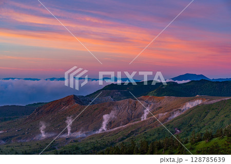（群馬県）夜明けの渋峠から望む、噴煙上げる白根山 128785639