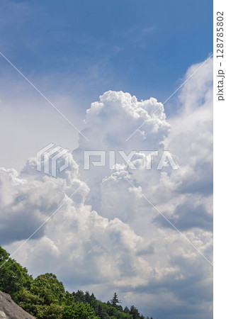 青空に沸き立つ入道雲 青空に沸き立つ入道雲 128785802