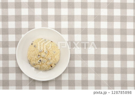 白い皿にのせたチョコチップメロンパン 白い皿にのせたチョコチップメロンパン 128785898