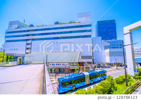 日本の横浜都市景観 7月。横浜駅東口（中央）や発車したヨコハマベイサイドブルーなどを望む＝23日 128786123