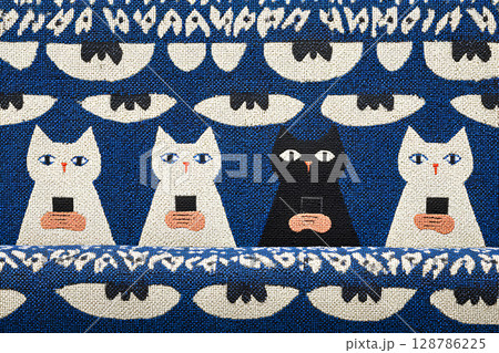 スマホを持つユニークな猫ちゃんたち 128786225