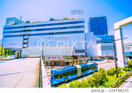 日本の横浜都市景観 7月。横浜駅東口(中央)や発車したヨコハマベイサイドブルーなどを望む=23日 日本の横浜都市景観 7月。横浜駅東口(中央)や発車したヨコハマベイサイドブルーなどを望む=23日 128786233