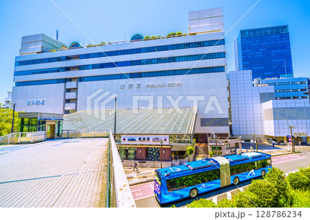 日本の横浜都市景観 7月。横浜駅東口(中央)や発車したヨコハマベイサイドブルーなどを望む=23日 日本の横浜都市景観 7月。横浜駅東口(中央)や発車したヨコハマベイサイドブルーなどを望む=23日 128786234