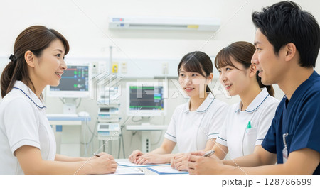 ナースステーションでカンファレンスをする看護師 128786699