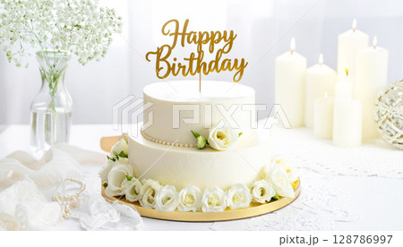 シンプルなバースデーケーキ 128786997