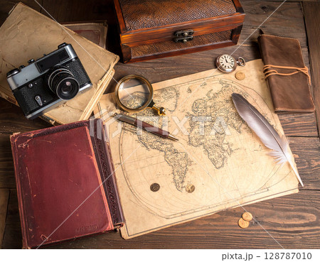 古いカメラと古い地図 128787010