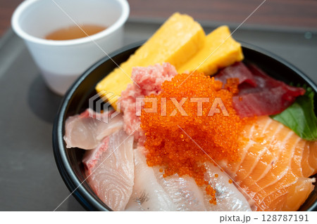 新鮮な海鮮丼 128787191