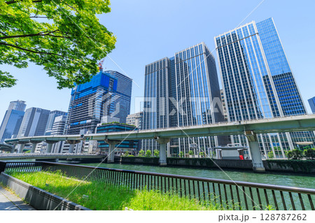 大阪 堂島川沿いの初夏の風景 (大阪府大阪市北区) 128787262