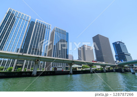 大阪 堂島川沿いの初夏の風景 (大阪府大阪市北区) 128787266