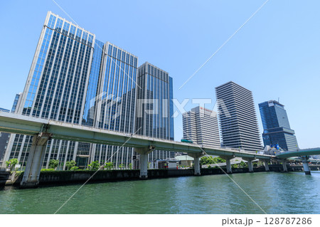 大阪 堂島川沿いの初夏の風景 (大阪府大阪市北区) 128787286