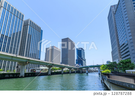 大阪 堂島川沿いの初夏の風景 (大阪府大阪市北区) 128787288
