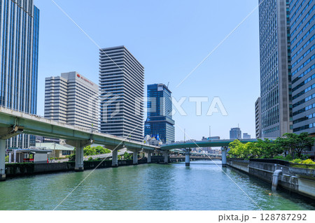 大阪 堂島川沿いの初夏の風景 (大阪府大阪市北区) 128787292