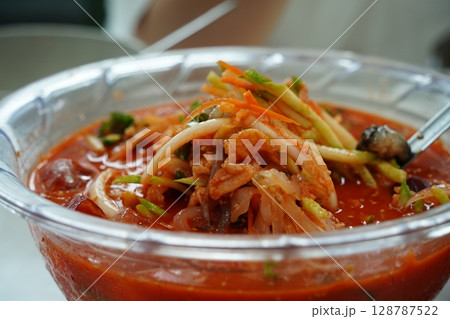 Close-up of Korean spicy cold raw fish soup (Mulhoe) with fresh vegetables 128787522