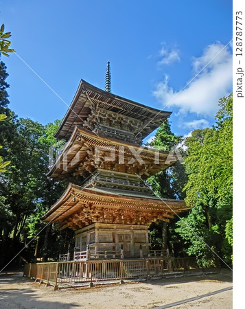 岡山県美咲町にある天台宗のお寺「本山寺」：岡山県で最も大きな三重塔 128787773