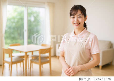 介護現場で働く女性スタッフ 128787870