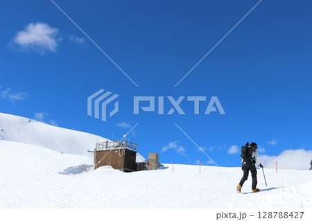 日本の北アルプス白馬八方尾根のバックカントリースキーヤーが登る雪山 日本の北アルプス白馬八方尾根のバックカントリースキーヤーが登る雪山 128788427