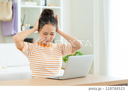 パソコンで悩む若い女性 パソコンで悩む若い女性 128788523