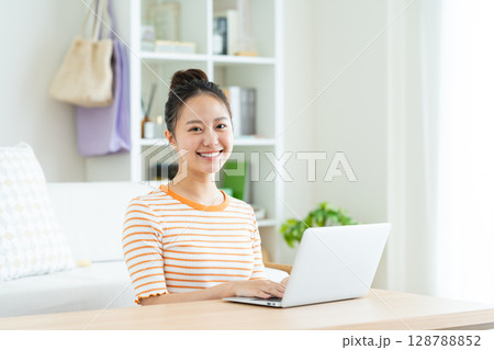 自宅でパソコンを使う若い女性 自宅でパソコンを使う若い女性 128788852