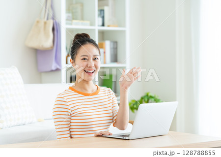 自宅でパソコンを使う若い女性 自宅でパソコンを使う若い女性 128788855
