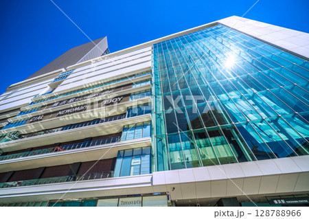 日本の横浜都市景観 7月23日。猛烈な暑さ…横浜駅やJR横浜タワーなどを望む 128788966