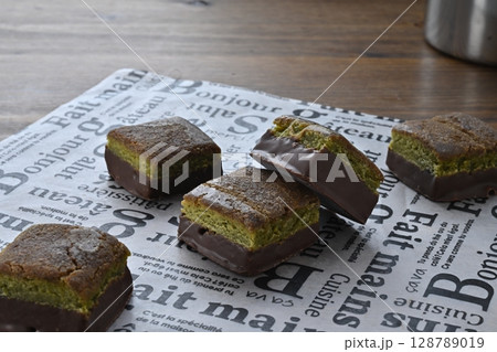 ミニ濃厚宇治抹茶ブラウニー ミニ濃厚宇治抹茶ブラウニー 128789019