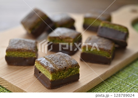 ミニ濃厚宇治抹茶ブラウニー ミニ濃厚宇治抹茶ブラウニー 128789024