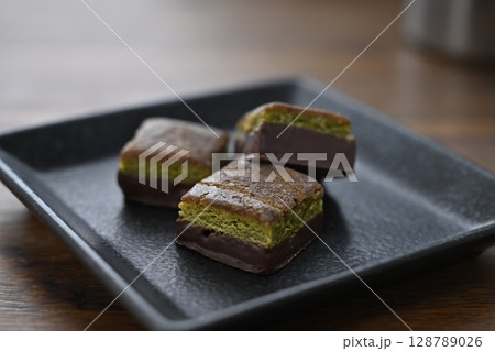 ミニ濃厚宇治抹茶ブラウニー ミニ濃厚宇治抹茶ブラウニー 128789026