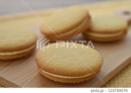 ビアードパパガレットサンド パイシュークリーム味 ビアードパパガレットサンド パイシュークリーム味 128789076