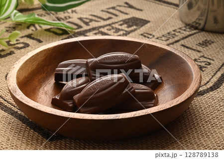 不二家アーモンドチョコレート 128789138