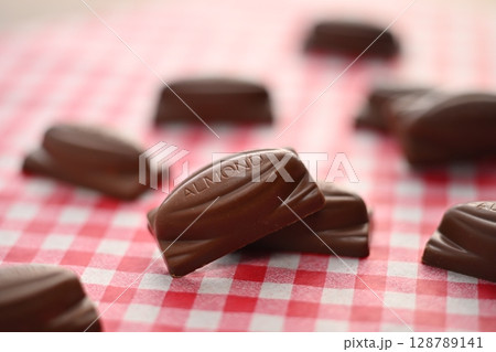 不二家アーモンドチョコレート 不二家アーモンドチョコレート 128789141