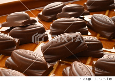 不二家アーモンドチョコレート 128789146