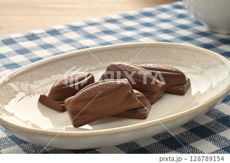 不二家アーモンドチョコレート 128789154