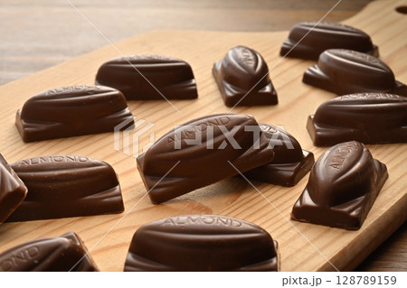 不二家アーモンドチョコレート 128789159