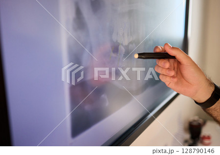 Digital Representation in Medical Education and the Process of Diagnosis and Treatment 128790146