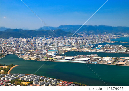 【香川県】屋島山頂「やしまーる展望台」から見た高松市街地の風景(日本観光地100選) 【香川県】屋島山頂「やしまーる展望台」から見た高松市街地の風景(日本観光地100選) 128790654