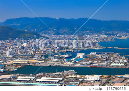 【香川県】屋島山頂「やしまーる展望台」から見た高松市街地の風景(日本観光地100選) 【香川県】屋島山頂「やしまーる展望台」から見た高松市街地の風景(日本観光地100選) 128790656