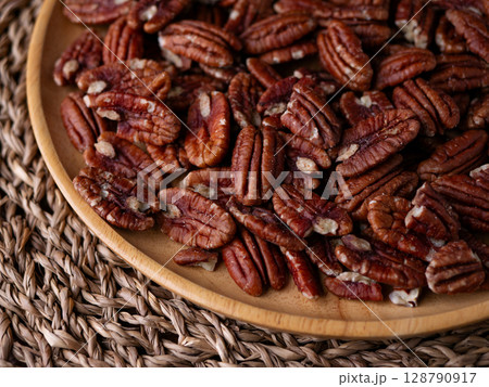 raw organic pecan nuts pattern background. raw organic pecan nuts pattern background. 128790917
