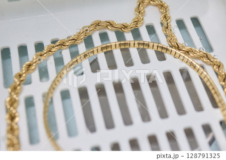 Ultrasonic bath for cleansing objects and jewelry. 128791325