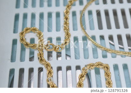 Ultrasonic bath for cleansing objects and jewelry. 128791326