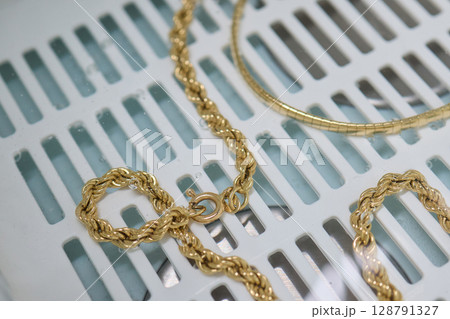 Ultrasonic bath for cleansing objects and jewelry. 128791327