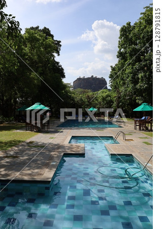 プールから見上げるシーギリヤロック【スリランカ】 128791815