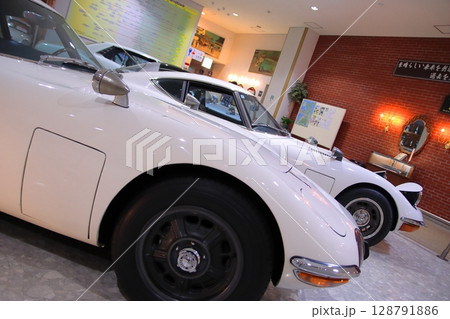 国産初のスーパーカーと呼ばれた伝説の名車_トヨタ2000GT(右ハンドルモデル_左ハンドルモデル) 国産初のスーパーカーと呼ばれた伝説の名車_トヨタ2000GT(右ハンドルモデル_左ハンドルモデル) 128791886