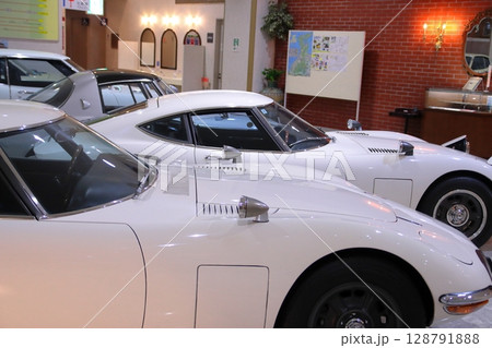 国産初のスーパーカーと呼ばれた伝説の名車_トヨタ2000GT(右ハンドルモデル_左ハンドルモデル) 国産初のスーパーカーと呼ばれた伝説の名車_トヨタ2000GT(右ハンドルモデル_左ハンドルモデル) 128791888