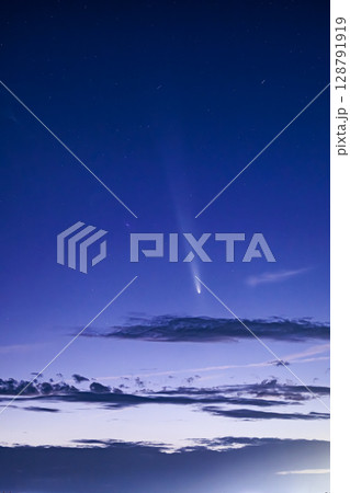 神秘的な夜空と輝く紫金山アトラス彗星 128791919